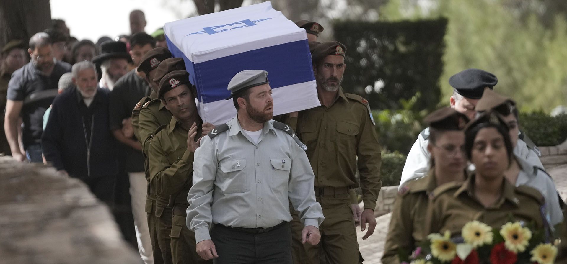 Una guardia de honor de las Fuerzas de Defensa de Israel marcha junto al ataúd del sargento mayor (reservado) Mordechai Haim Amoyel, quien murió en acción en Líbano, durante su funeral en el cementerio militar del Monte Herzl en Jerusalén, el viernes 25 de octubre de 2024. (Foto AP/Maya Alleruzzo) Una guardia de honor de las Fuerzas de Defensa de Israel marcha junto al ataúd del sargento mayor (reservado) Mordechai Haim Amoyel, quien murió en acción en Líbano, durante su funeral en el cementerio militar del Monte Herzl en Jerusalén, el viernes 25 de octubre de 2024. (Foto AP/Maya Alleruzzo)