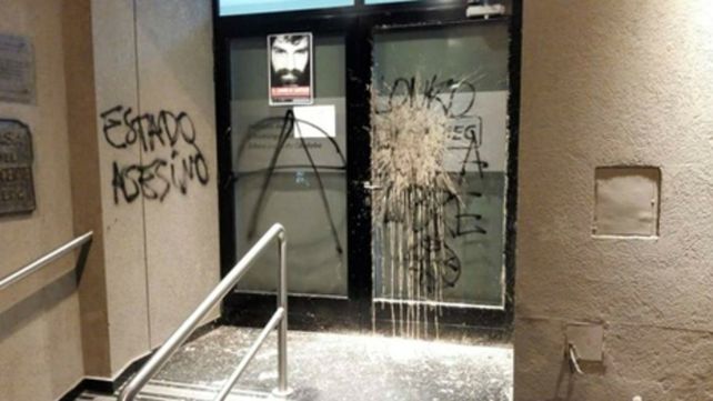 De terror. Cinco encapuchados atacaron el frente del sindicato.