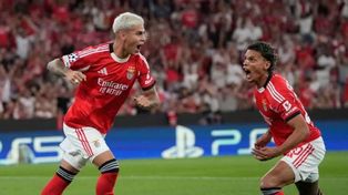 Enzo Barrenechea y el colombiano Ríos celebran un gol del Benfica. El ex-Newells tiene una alta efectividad en los pases.