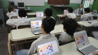 Entregan aulas digitales móviles para escuelas de Santa Fe