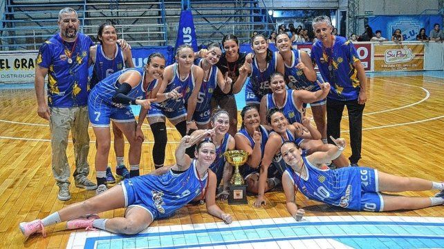 Las chicas de Paracao celebrando el bicampeonato provincial