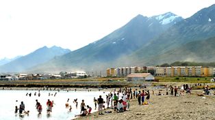 Una inusual ola de calor llena las playas de ba&ntilde;istas en Ushuaia
