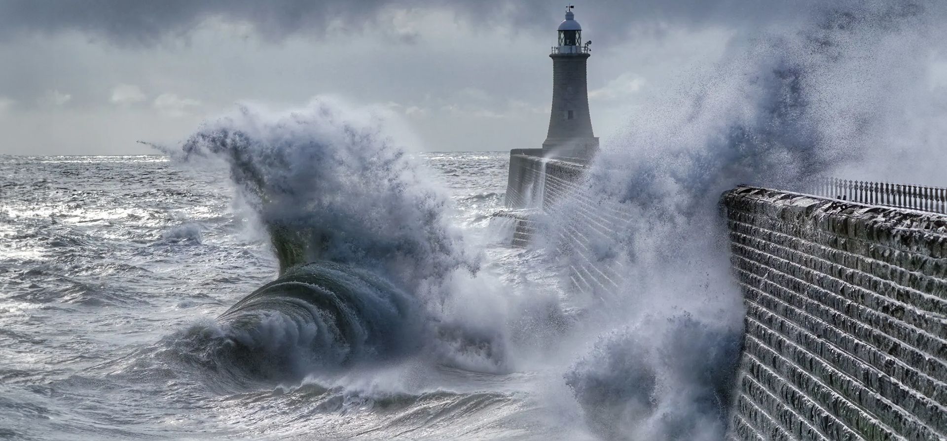 Tynemouth, Reino Unido. El mal tiempo continúa en algunas partes del Reino Unido a medida que las olas rompen sobre el muelle de Tynemouth. Fotografía: Owen Humphreys/PA Tynemouth, Reino Unido. El mal tiempo continúa en algunas partes del Reino Unido a medida que las olas rompen sobre el muelle de Tynemouth. Fotografía: Owen Humphreys/PA