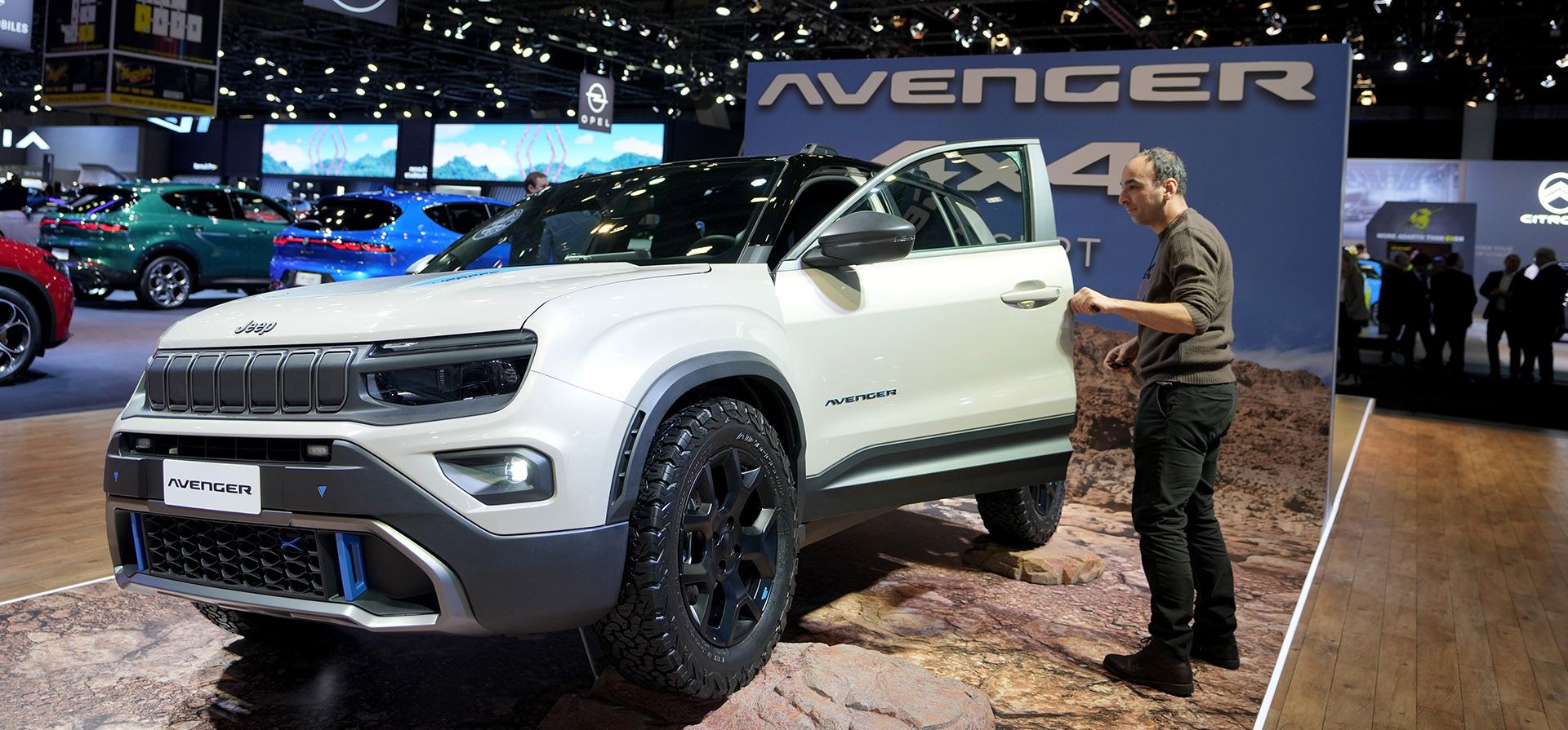 JEEP Avenger BEV cuando hace su estreno en Bélgica durante la apertura a los medios del Salón del Automóvil de Bruselas, viernes 13 de enero de 2023. (Foto AP/Virginia Mayo)