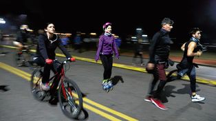 Peatonalizan calles para evitar las aglomeraciones