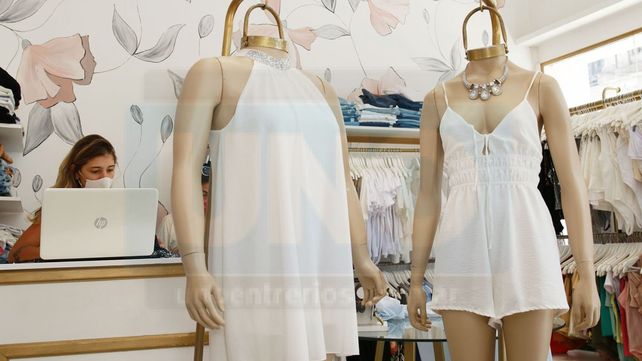 El blanco sigue siendo tendencia en vestimenta para la noche del 31 de diciembre para recibir el año nuevo. Por qué la tradición y qué se vende en los locales&nbsp;