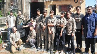 Los estudiantes encargados del proyecto y la propietaria del vehículo, posaron juntos tras la culminación del trabajo.