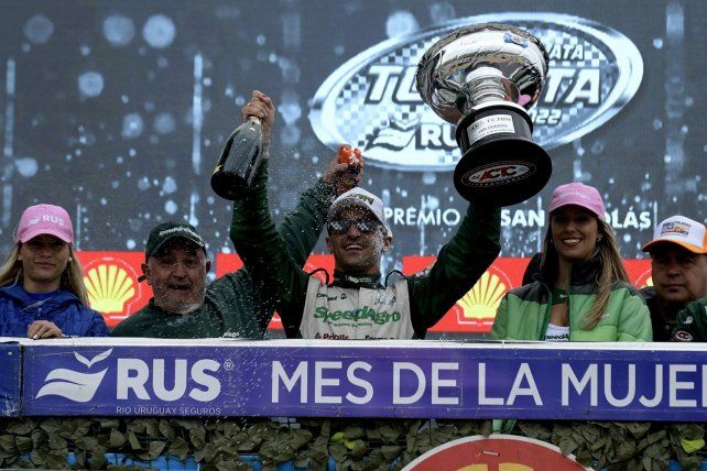 Chapur celebró con champán y la copa en la otra mano. El cordobés hizo una gran final en San Nicolás.