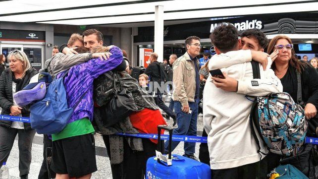 Abrazos y emoción. La llegada de los alumnos al país desde Israel. Crédito: Télam