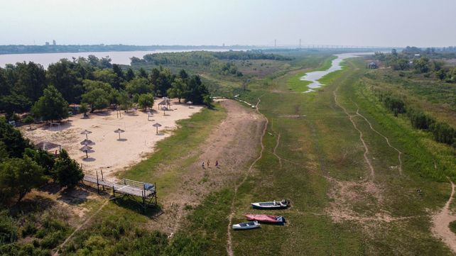 Zona de asombro. En el Embudo se ven muelles y embarcaderos que dan a la tierra, lagunas enteras convertidas en charcos, peces muertos, fangos y canoas en lechos secos.