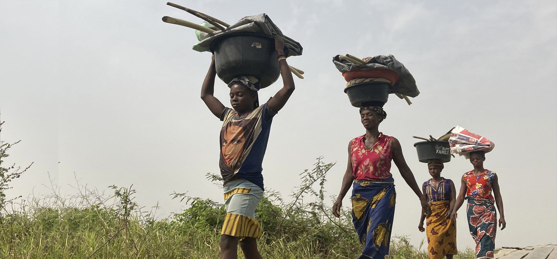 Mujeres y niños regresan de sus tierras de cultivo después de un día de trabajo en la aldea de Agatu, en las afueras del estado de Benue, en el centro-norte de Nigeria. En el norte de Nigeria, al menos 13 millones ahora enfrentan hambre en medio de una temporada de escasez, según el Programa Mundial de Alimentos de la ONU.