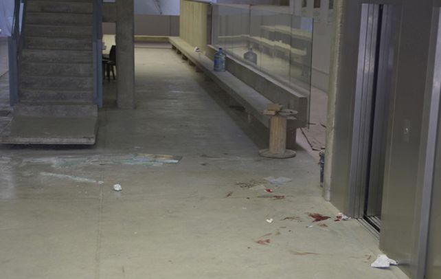 El sitio. Restos de vidrios y sangre
