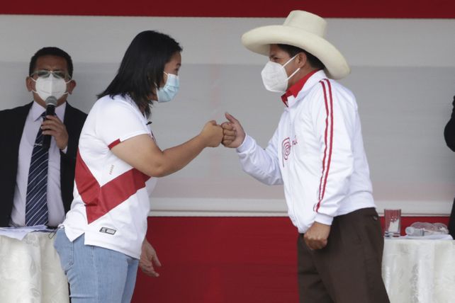 Keiko Fujimori y Pedro Castillo se saludan antes de comenzar el debate