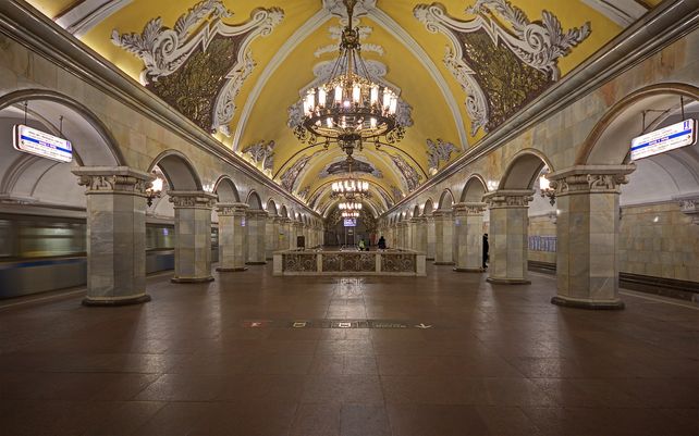 Las estaciones del metro moscovita se destacan por su maravillosa arquitectura y la imponente decoración.