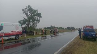 Un muerto y dos heridos al volcar un transporte de caudales en Villa Mugueta
