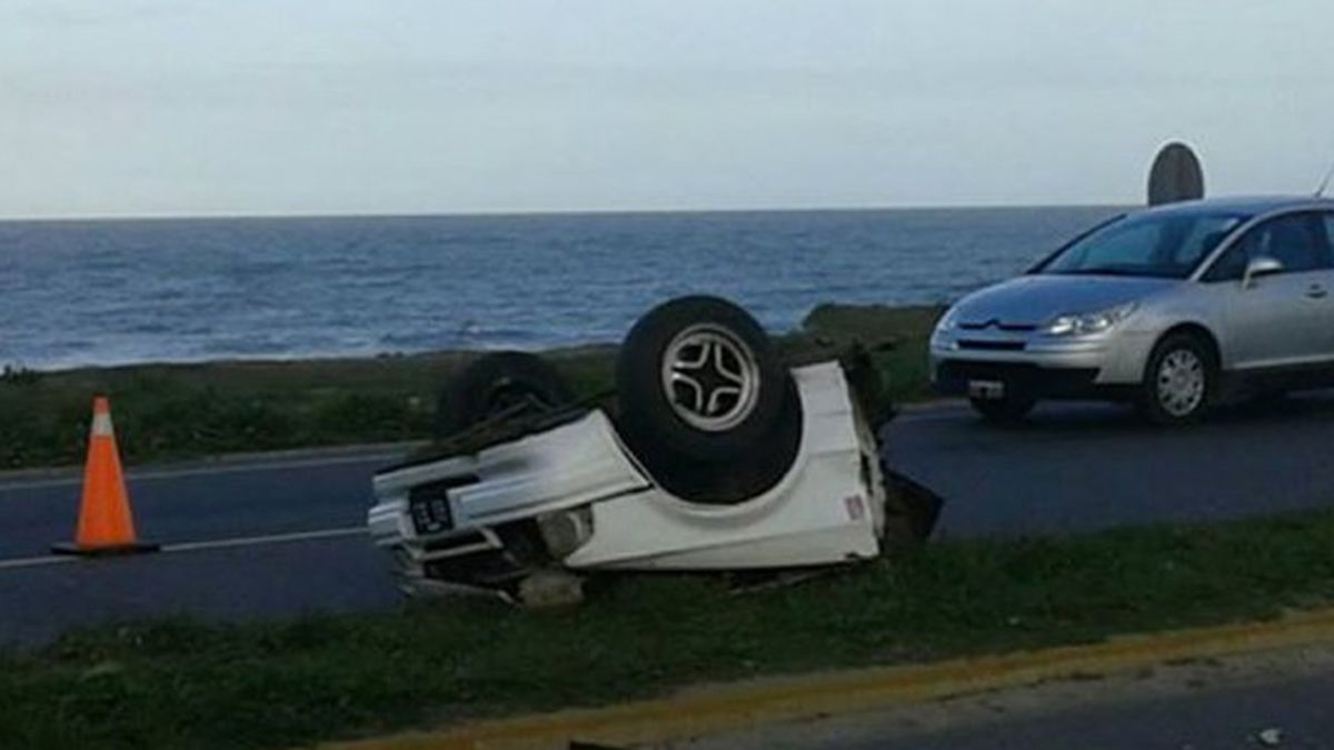 Mar del Plata: un auto chocó contra una columna y quedó partido en dos