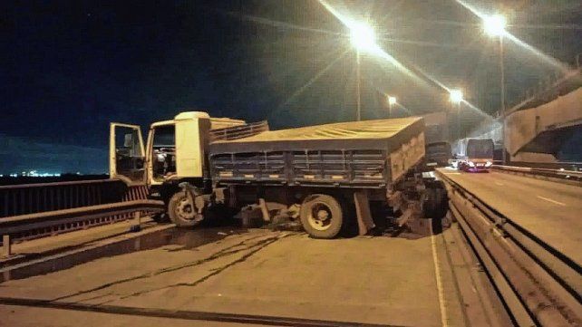 El camión quedó cruzado sobre el Puente Urquiza en el Complejo Zárate-Brazo Largo.