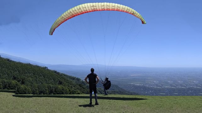 Turismo en el aire tucumano: invitaciones a sobrevolar la selva y ver las estrellas