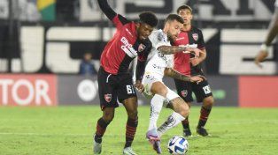 Newells le ganó en la cancha a Santos, pero por racismo fue castigado con una multa económica.