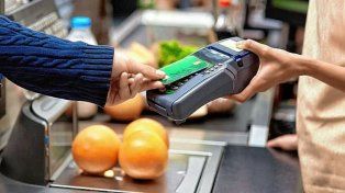 Mucha gente usa la tarjeta de crédito para compras cotidianas