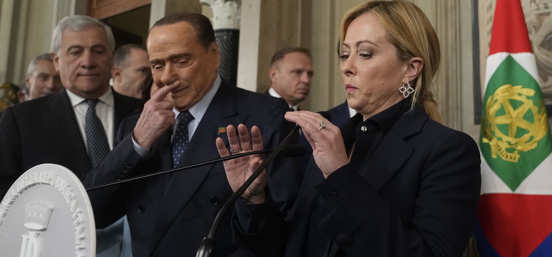 La líder italiana Giorgia Meloni flanqueada por el líder de Forza Italia, Silvio Berlusconi, en el centro, mientras habla con la prensa en el Palacio Presidencial del Quirinale después de una reunión con el presidente italiano Sergio Mattarella como parte de una ronda de consultas con los líderes del partido para tratar de formar un nuevo gobierno, en Roma, el viernes 21 de octubre de 2022. (Foto AP/Gregorio Borgia)