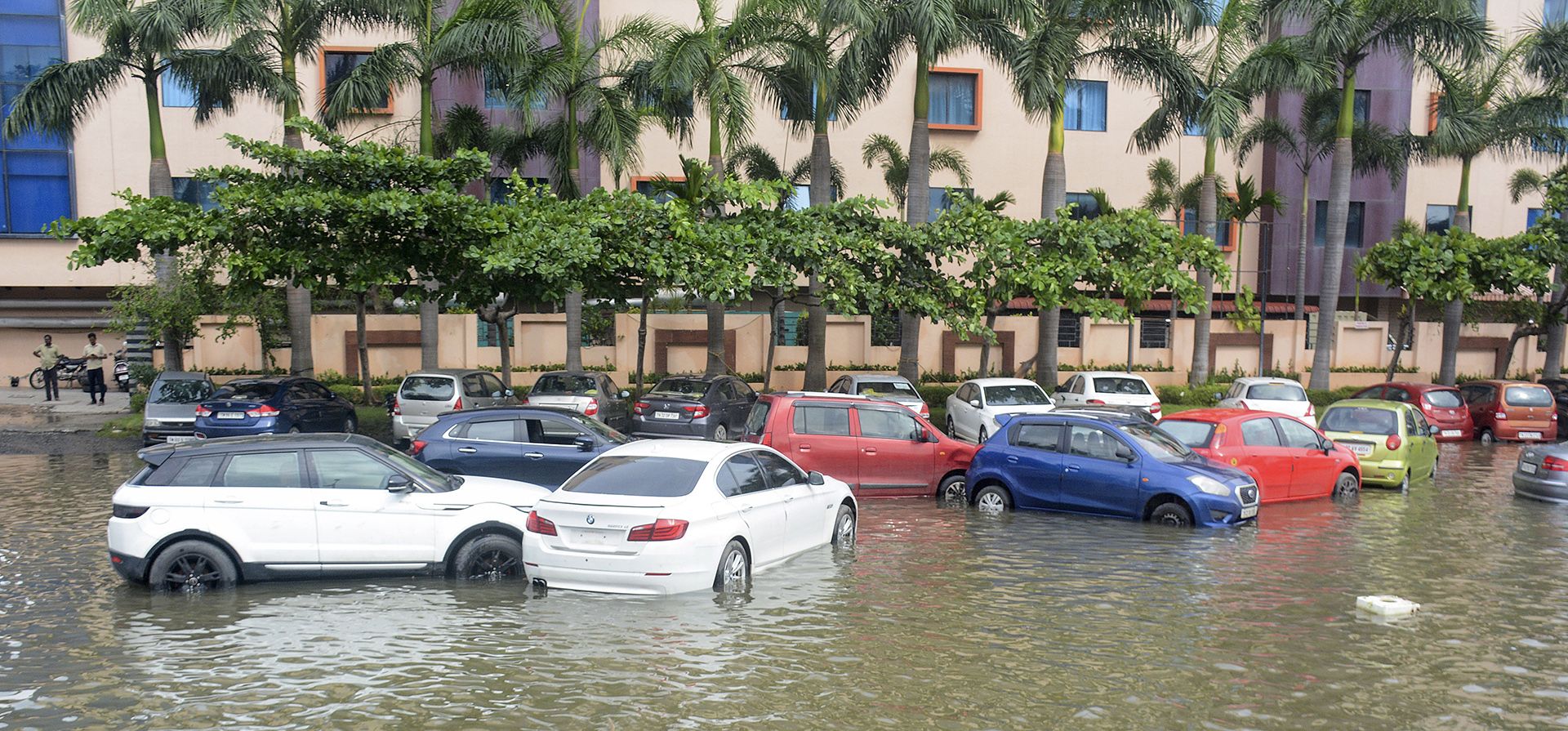 Autos estacionados desplazados por las aguas de las inundaciones en el vecindario de Pallavaram luego de fuertes lluvias a lo largo de la costa de la Bahía de Bengala en Chennai, India, el martes 5 de diciembre de 2023. La tormenta tropical Michaung comenzó a tocar tierra a lo largo de la costa sureste de la India el martes, trayendo consigo tormentas torrenciales, lluvias y fuertes vientos. (Foto AP) Autos estacionados desplazados por las aguas de las inundaciones en el vecindario de Pallavaram luego de fuertes lluvias a lo largo de la costa de la Bahía de Bengala en Chennai, India, el martes 5 de diciembre de 2023. La tormenta tropical Michaung comenzó a tocar tierra a lo largo de la costa sureste de la India el martes, trayendo consigo tormentas torrenciales, lluvias y fuertes vientos. (Foto AP)