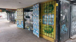 El kiosco ubicado en la plaza Colón fue baleado desde una motocicleta