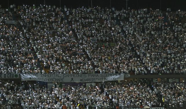 Emotivo y conmovedor homenaje a Chapecoense en el estadio de Medellín tras la tragedia