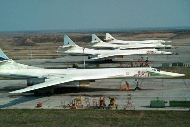 Bombarderos estratégicos Tu-160 en la base atacada