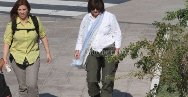 El extraño líquido en el pantalón de Patricia Bullrich