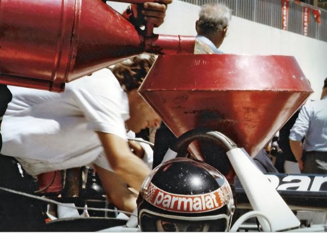 Así se cargaba combustible en aquella época. Bidón y embudo, detrás de la cabeza de piloto. Zunino espera en el cockpit, en Mónaco 1980.