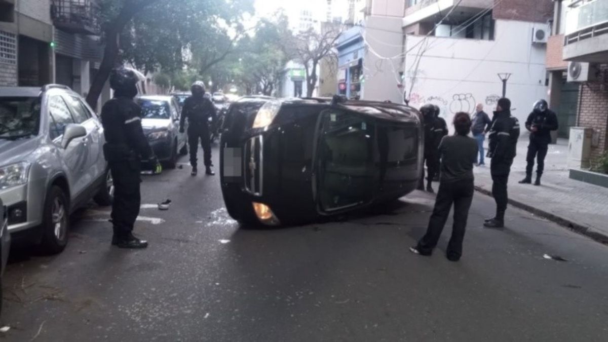 Una mujer perdió el control de su auto, chocó contra dos vehículos y ...