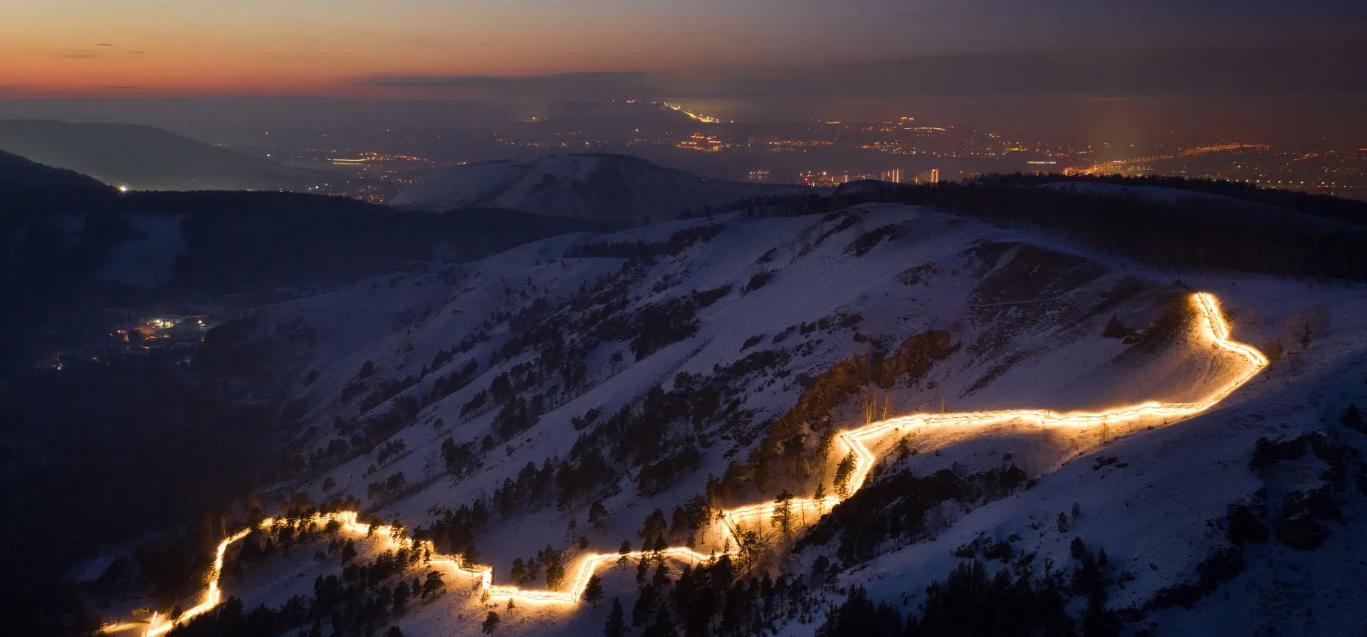 Krasnoyarsk, Rusia. La escalera más larga del país, de 1.200 metros de largo con 1.683 escalones, está iluminada en la cordillera de Torgashinsky, en las afueras de Krasnoyarsk, en Siberia central.