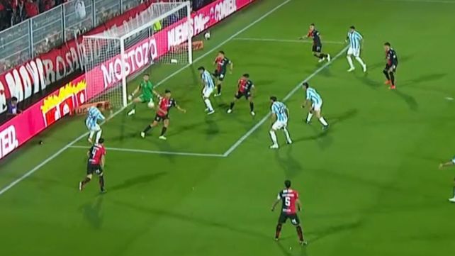 Juan Espínola saca con el pie uno de los tres intentos en la misma jugada del Laucha Godoy. Newells empezó dormido ante Atlético Tucumán.
