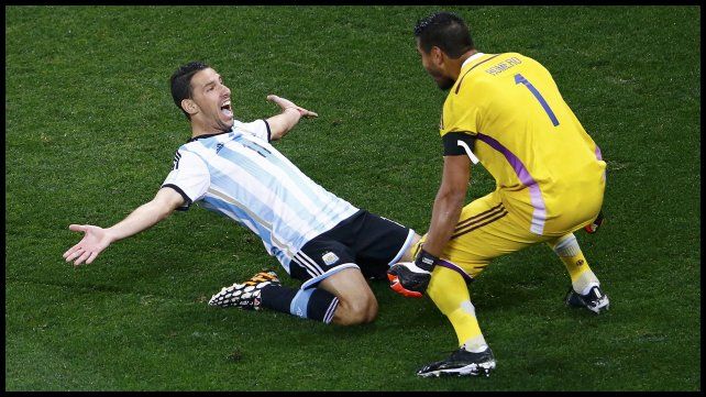 Maxi Rodríguez celebra con el arquero Sergio Romero después de anotar el gol de la victoria durante laa tanda de penales en las semifinales de la Copa del Mundo de 2014, ante Holanda, en el Corinthians Arena de Sao Paulo. Fue el 9 de julio de 2014. Foto REUTERS / Ricardo Moraes