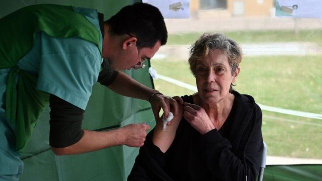 {altText(<p>#ModoVacuna el programa de vacunación de la Municipalidad y el Ministerio de Salud en la ciudad de Santa Fe</p>,La Municipalidad de Santa Fe continúa con la campaña itinerante de vacunación)}