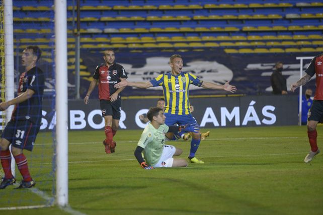 02/05/2021, RC 3- NOB 0. Marco recibió el centro, dominó con zurda y le dio de una con derecha. Travesaño y adentro.