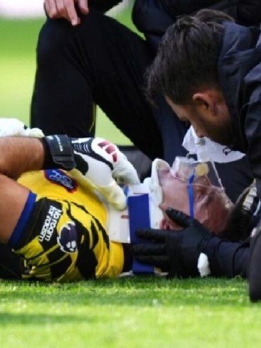 Operaron al Dibu Martínez tras la fractura de mandíbula