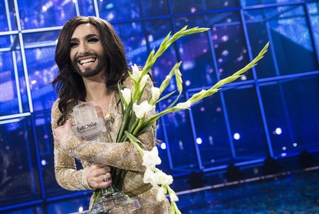 Conchita empuñó orgullosamente su trofeo ante las cámaras
