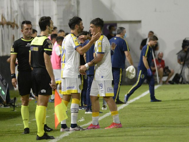 Cambio. Entra Yacob, sale Dupuy. Un volante central por un delantero. Central defendió al final su ventaja.