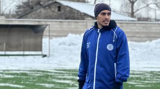 Nahuel Amarilla durante una práctica en Armenia y con la nieve de fondo. La temperatura oscila en los diez grados bajo cero.