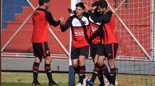 Scocco acaba de marcar su primer tanto y lo festeja junto a sus compañeros.