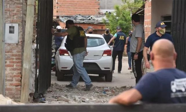El auto que le robaron a Cejas fue hallado en un galpón de Ituzaingó al 7300.