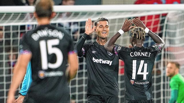 Manuel Lanzini anotó uno de los goles en la victoria de West Ham en la Conference League.