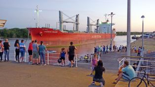 Ingreso. El American Bulker amarró ayer en los muelles del puerto de Concepción del Uruguay.