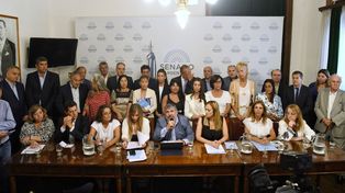 DNU: el gobierno forma la bicameral, pero UP exige ir directo al recinto