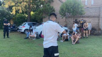 La reunión ilegal se detectó en una casa del barrio residencial Aldea en Fisherton. La reunión ilegal se detectó en una casa del barrio residencial Aldea en Fisherton.