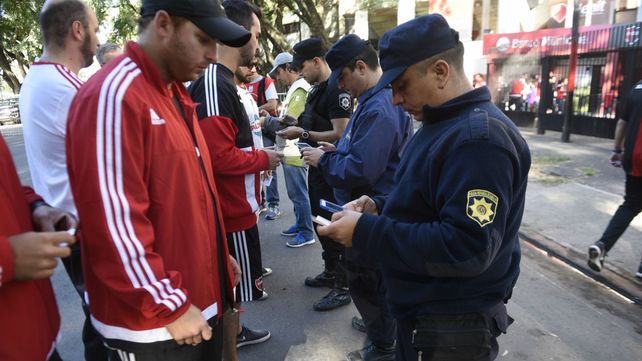 Personal policial realiza los chequeos de identidad en uno de los ingresos al Coloso.