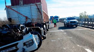 Ruta 14: violento choque entre un camión y una máquina vial