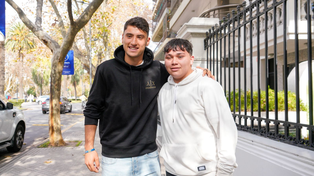 Alejo Veliz este miércoles junto un jovencito hincha de Central, antes de realizarse la revisión médica